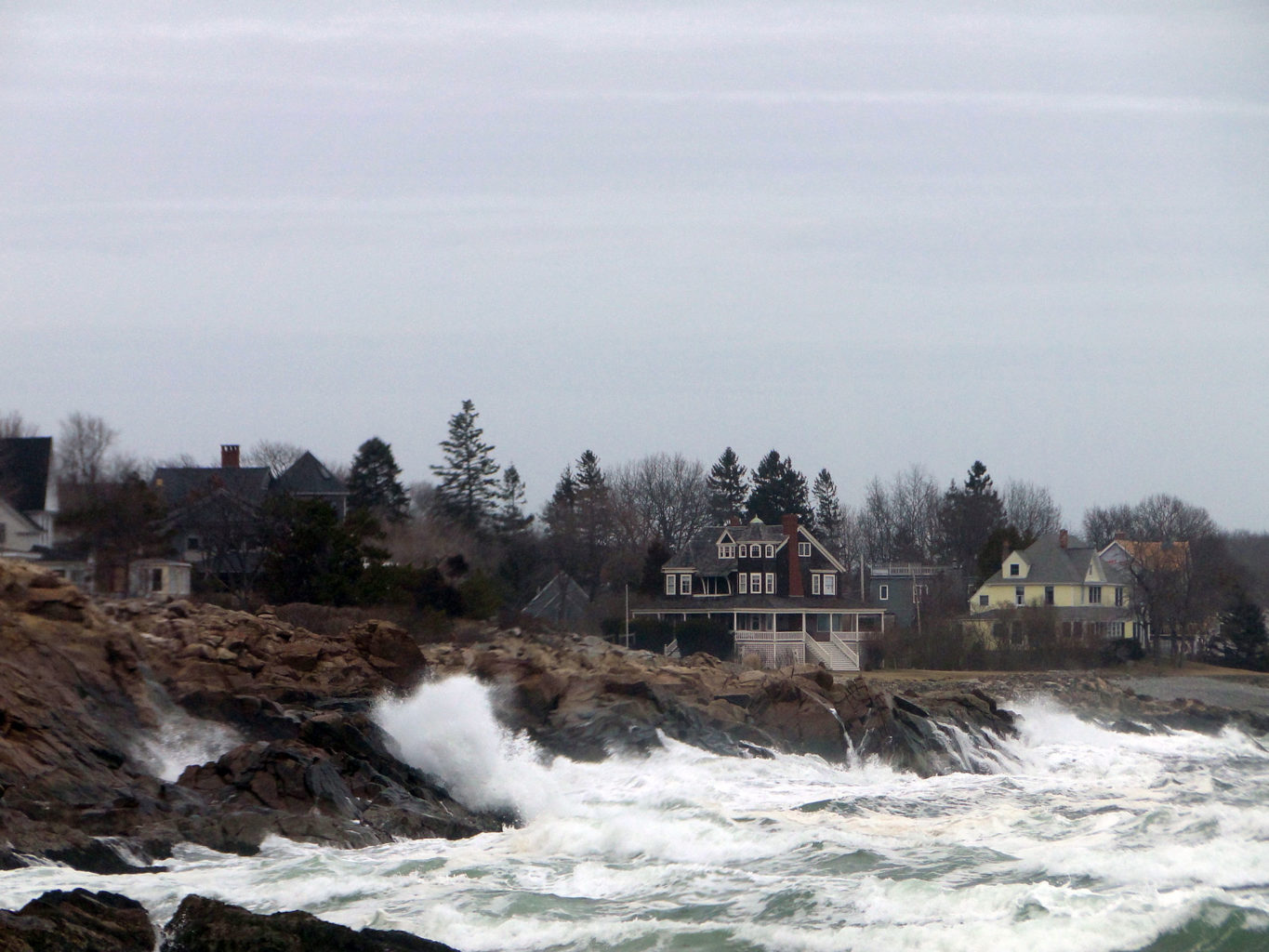 York Maine homes and ocean waves