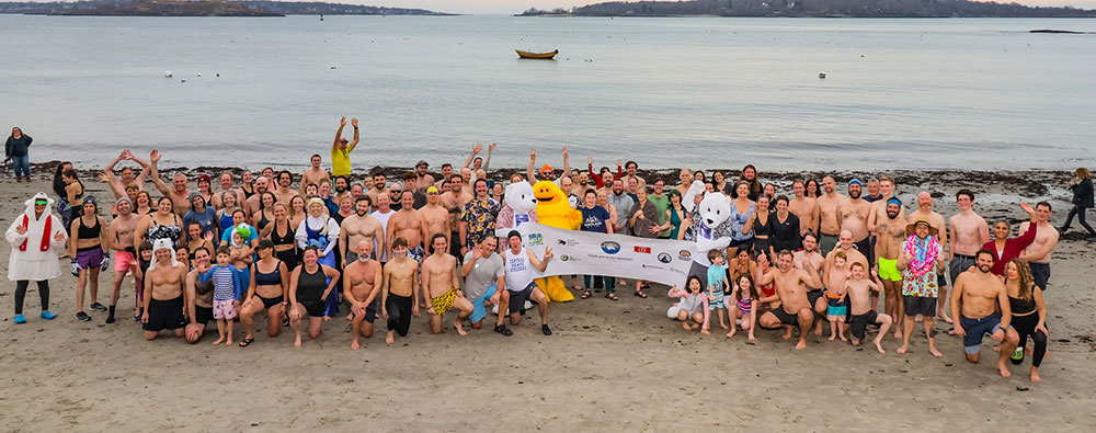 Group-pic-on-Willard-Beach-2022-Dip-&-Dash Group photo of 2022 polar dippers on Willard Beach